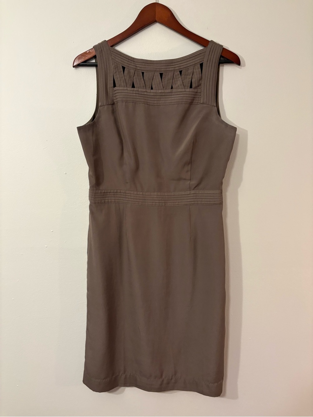 Banana Republic Taupe Sheath Dress — Lattice Cutout Neckline — Size 8 🤎